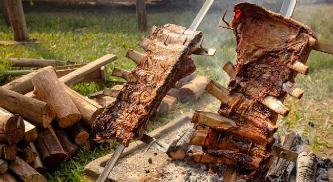 Churrasco de costela bovina no fogo de chão.