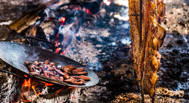 Churrasco de costela bovina com pinhão no fogo de chão.